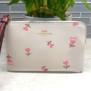 NWT Valentine’s Day Coach wristlet ❤️💕🤍